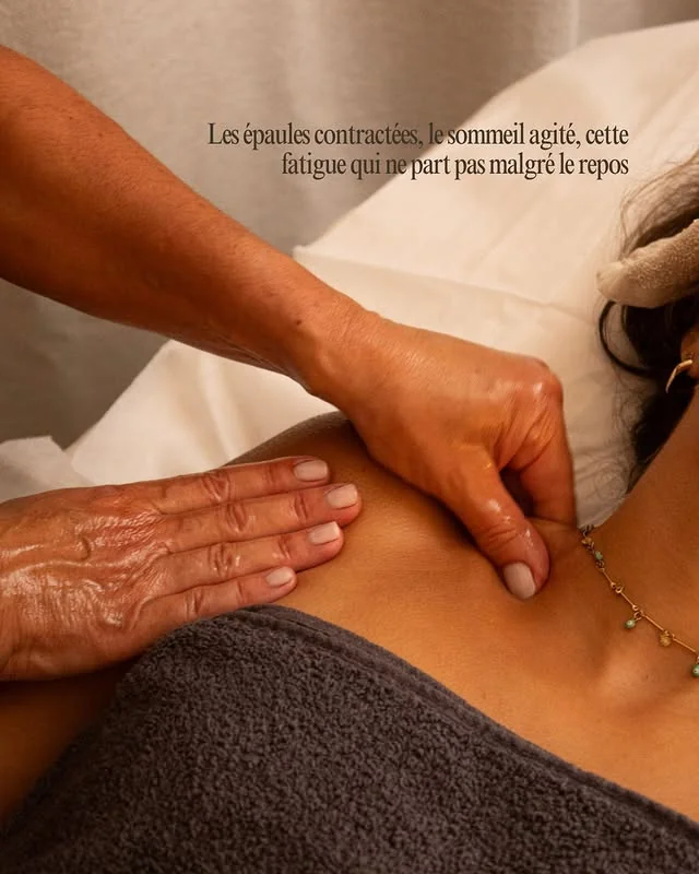 Geste de massage dans une lumière douce, tons chauds